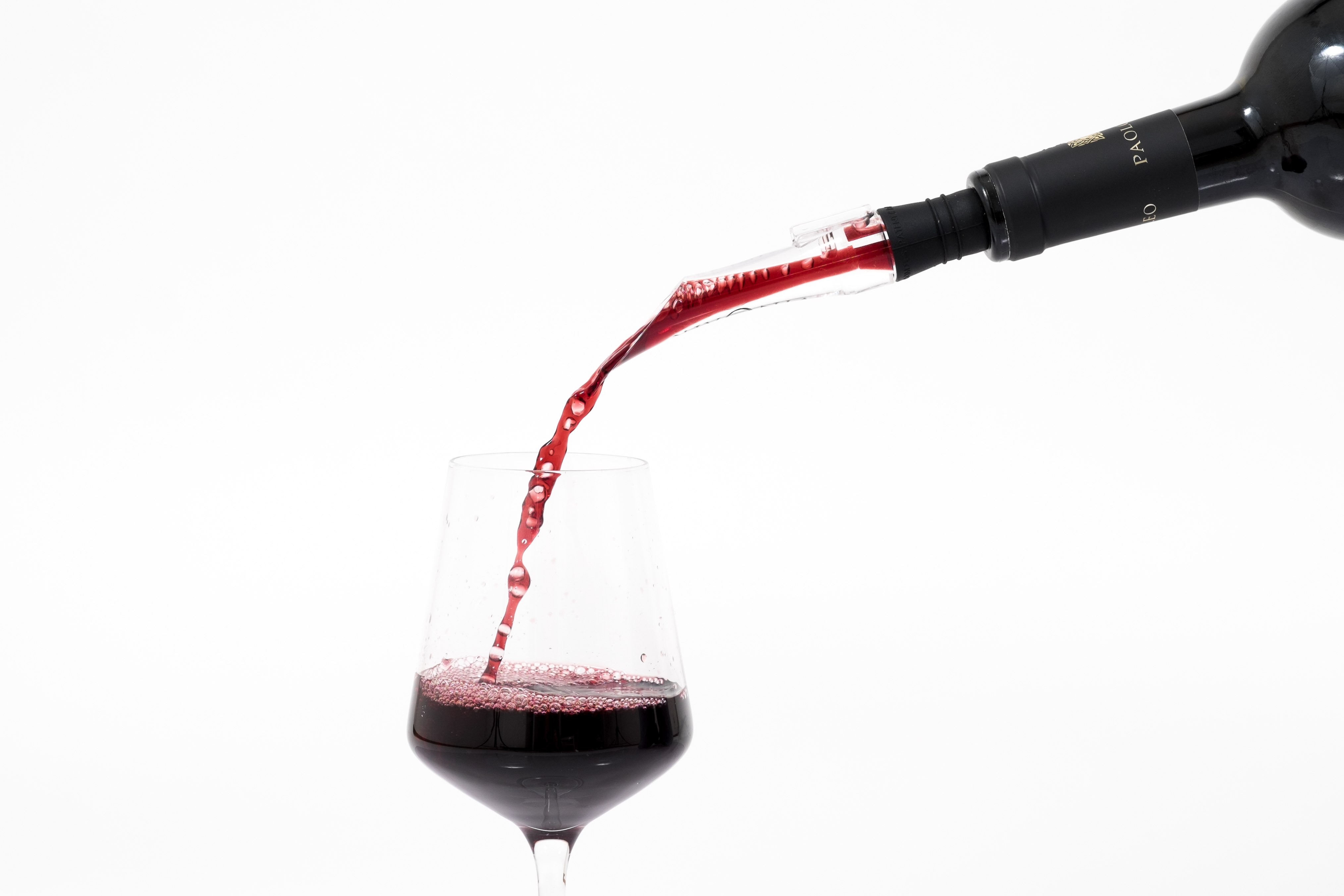 vinOair aerator pouring red wine into a glass